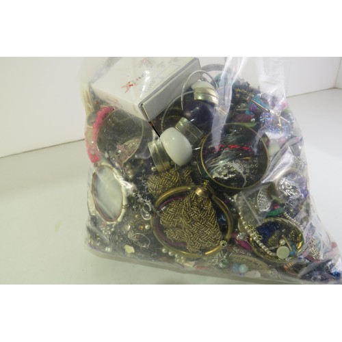 99 - 10kg bag of costume jewellery.