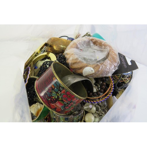 100 - 10kg bag of costume jewellery.