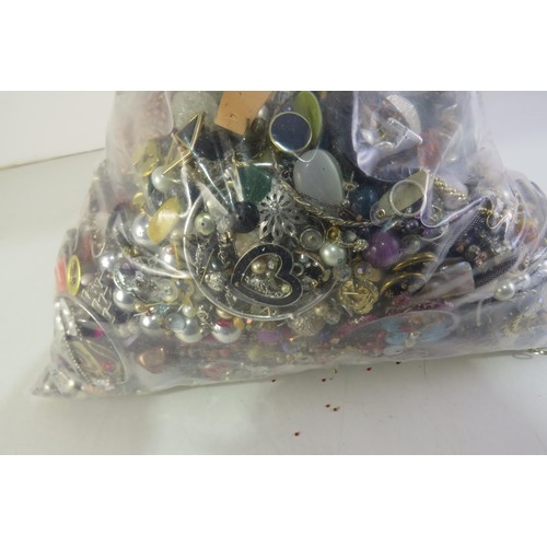 100 - 10kg bag of costume jewellery.