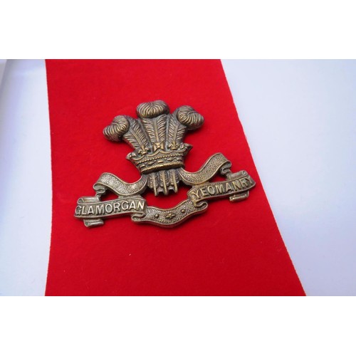 27 - 18 Military cap/Regiment badges