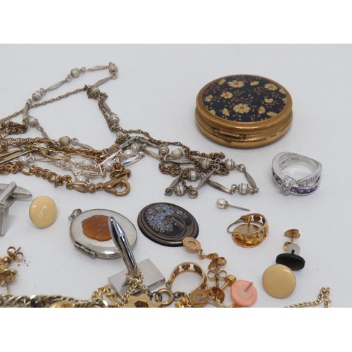 10 - Selection of costume jewellery