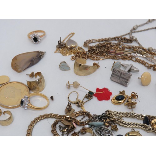 10 - Selection of costume jewellery