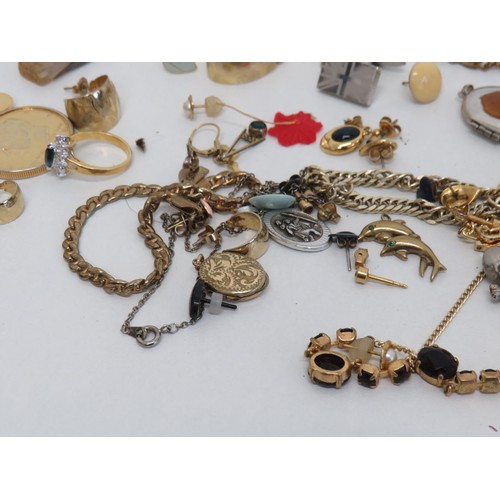 10 - Selection of costume jewellery