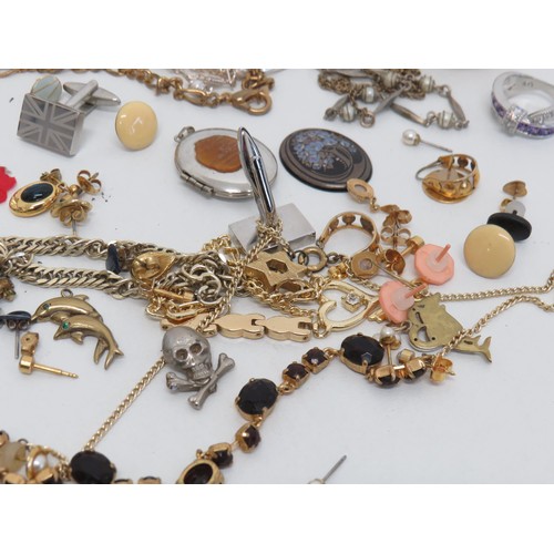 10 - Selection of costume jewellery