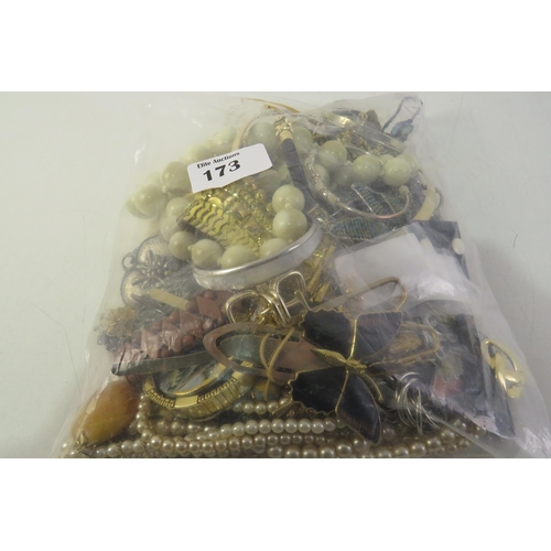 173 - 2kg Mixed quality vintage and costume jewellery