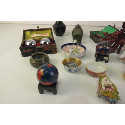 268 - Lot of oriental collectables.