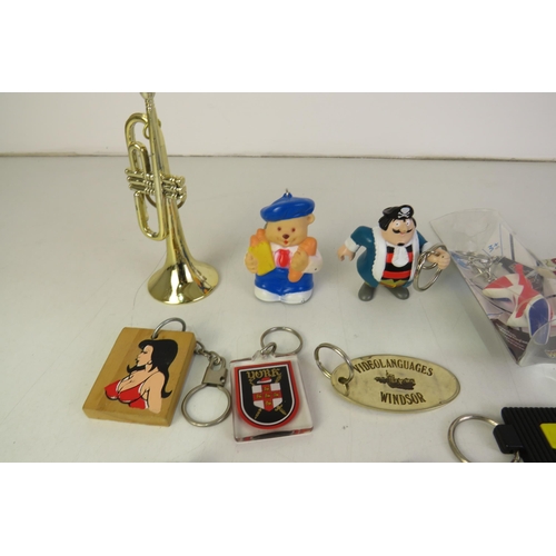 121 - Thirty novelty keyrings