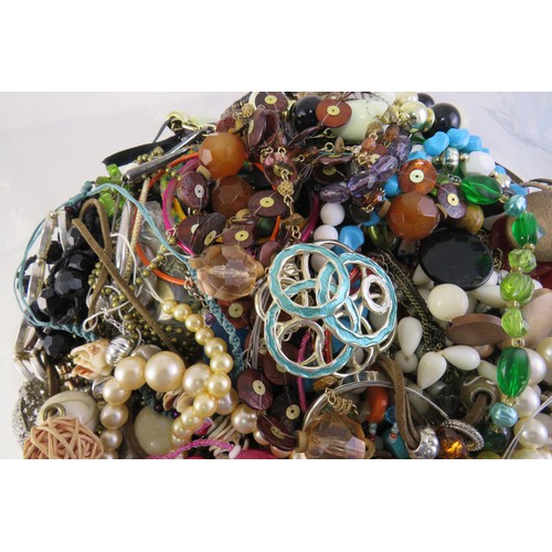 132 - 10kg Mixed costume jewellery