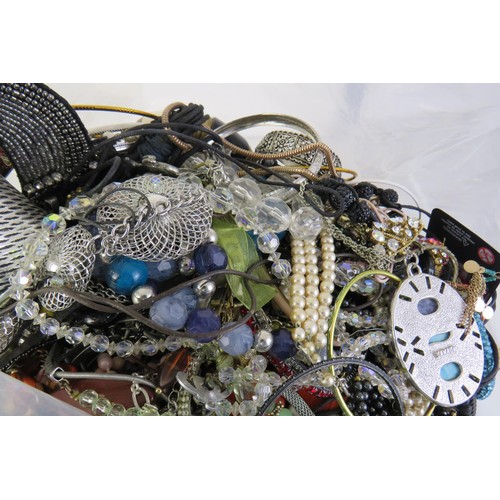 99 - 10kg bag of costume Jewellery.