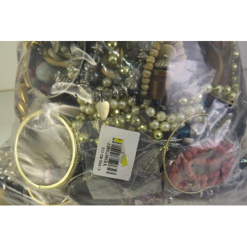 99 - 10kg bag of costume Jewellery.