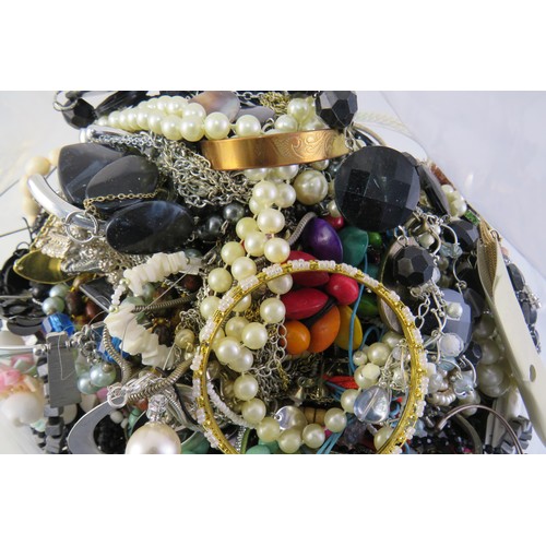 100 - 10kg bag of costume Jewellery.