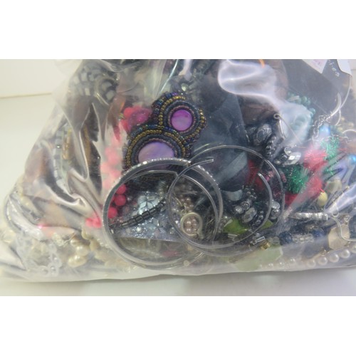 100 - 10kg bag of costume Jewellery.