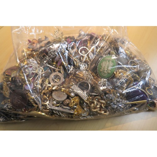 86 - Job lot of Jewellery to include brooches, rings, necklaces etc.