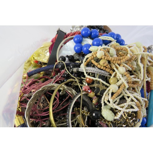 100 - 10kg bag of costume Jewellery.