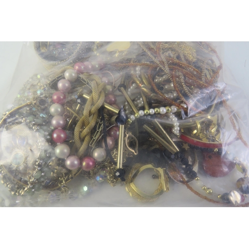 178 - 1.2kg mixed quality jewellery including vintage