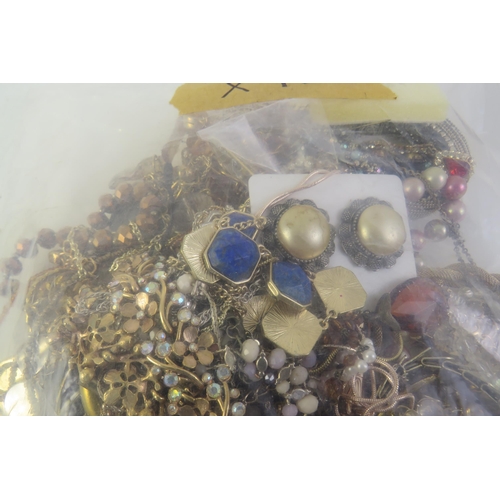 178 - 1.2kg mixed quality jewellery including vintage