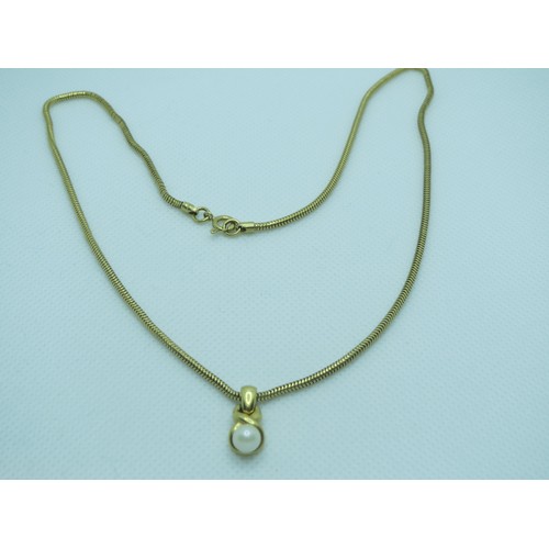 79 - Vintage 18ct Gold Pearl pendant necklace, 17