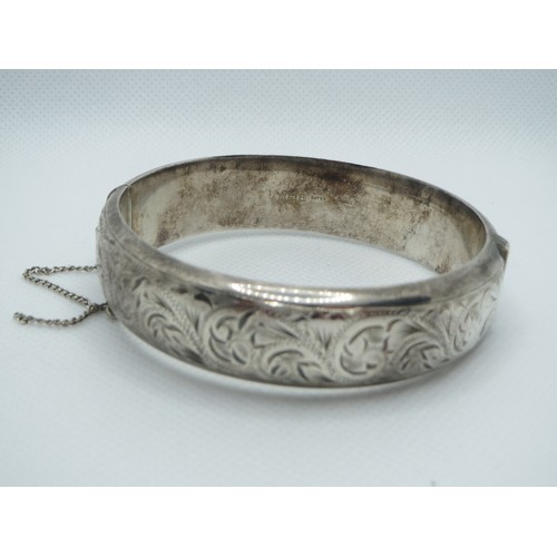 83 - Antique floral etched Sterling silver hinged opening bangle H.S Ltd Birmingham hallmarks.
Weight 35.... 