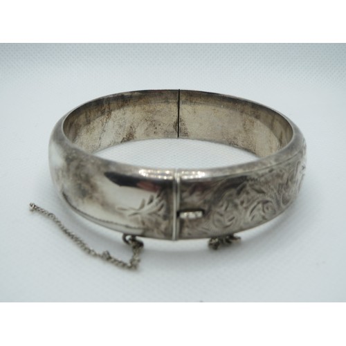 83 - Antique floral etched Sterling silver hinged opening bangle H.S Ltd Birmingham hallmarks.
Weight 35.... 