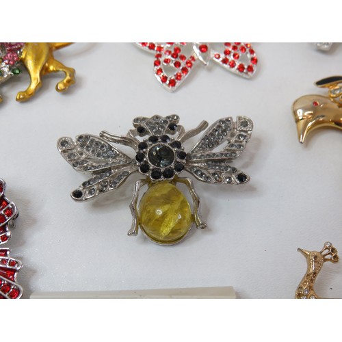 94 - Collection of brooches to include vintage.