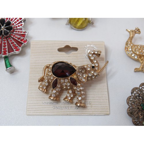 94 - Collection of brooches to include vintage.