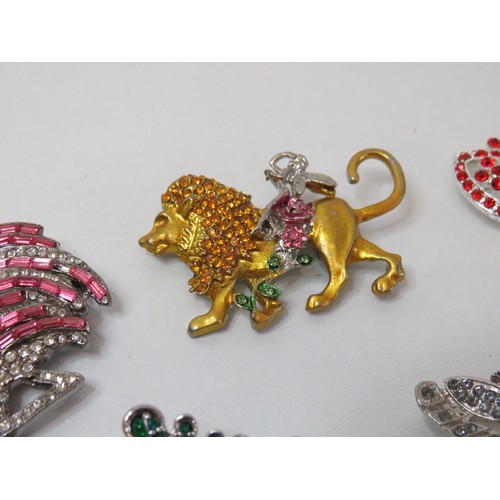 94 - Collection of brooches to include vintage.