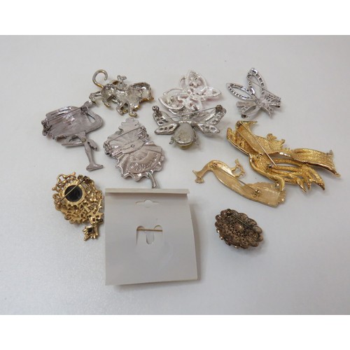 94 - Collection of brooches to include vintage.