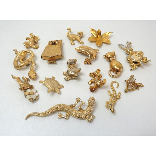 95 - Collection of brooches to include vintage.