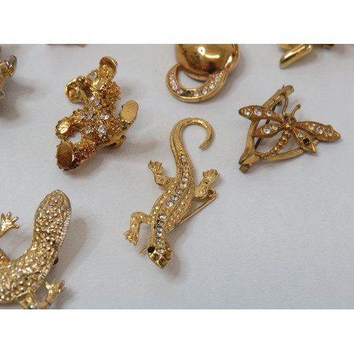 95 - Collection of brooches to include vintage.