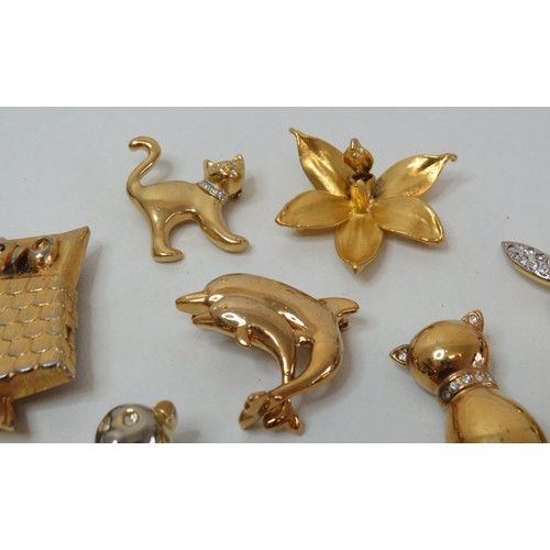 95 - Collection of brooches to include vintage.