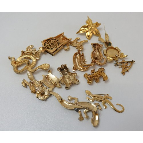 95 - Collection of brooches to include vintage.