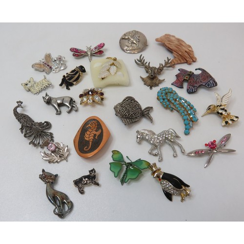 96 - Collection of brooches to include vintage.