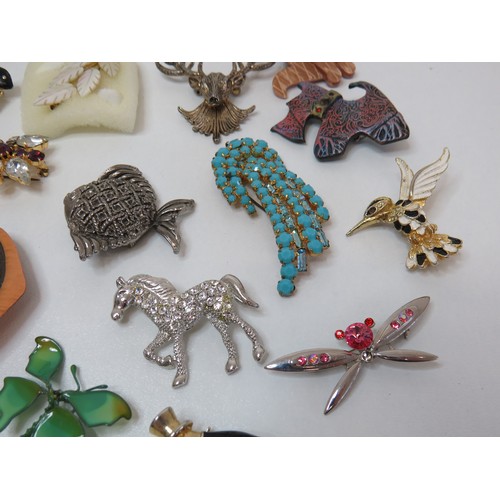 96 - Collection of brooches to include vintage.