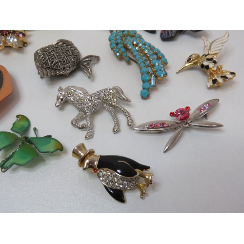 96 - Collection of brooches to include vintage.