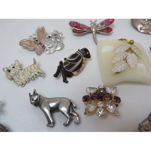 96 - Collection of brooches to include vintage.