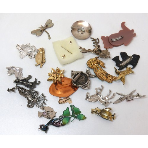 96 - Collection of brooches to include vintage.