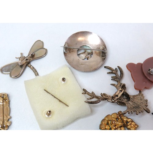 96 - Collection of brooches to include vintage.