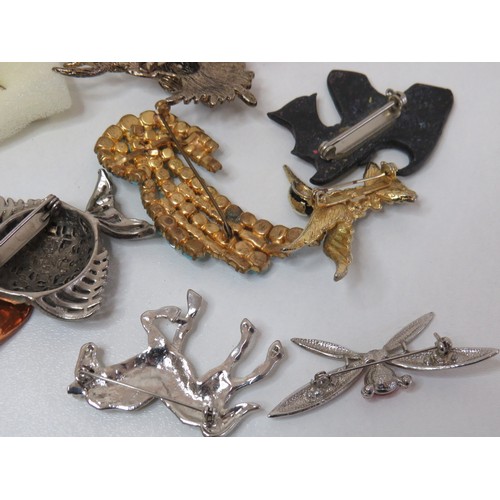 96 - Collection of brooches to include vintage.