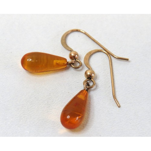 46 - 9ct Gold Amber teardrop earrings, 0.9g.