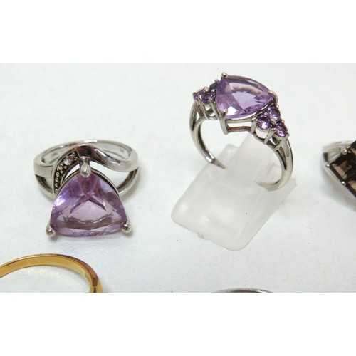 52 - Ten 925 silver rings set with gemstones, CZ and crystal.
38.5g