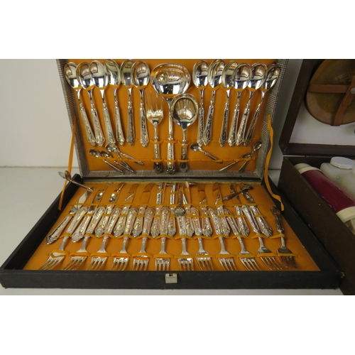 131 - Vintage picnic set and cutlery set