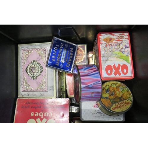 301 - Tub of vintage collectable tins