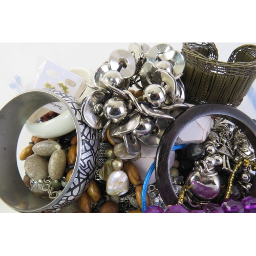 146 - Selection of mixed jewellery