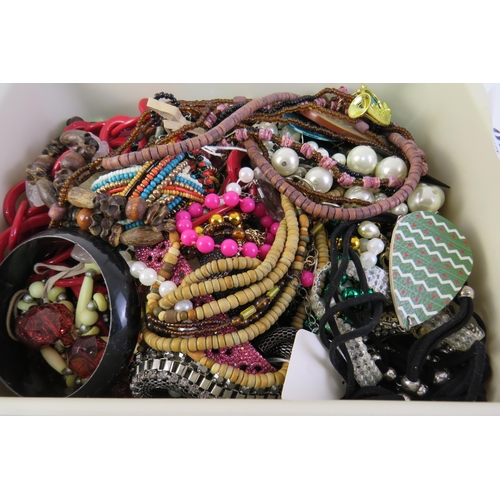 150 - selection of vintage jewellery