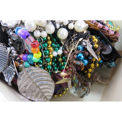 150 - selection of vintage jewellery