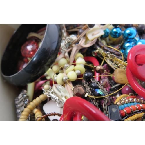 150 - selection of vintage jewellery