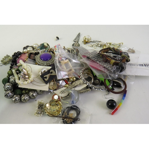 152 - selection of mixed jewellery