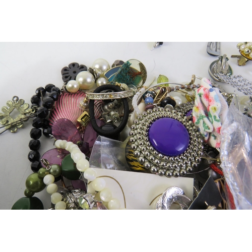 152 - selection of mixed jewellery