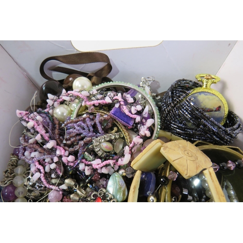 153 - Selection of mixed jewellery