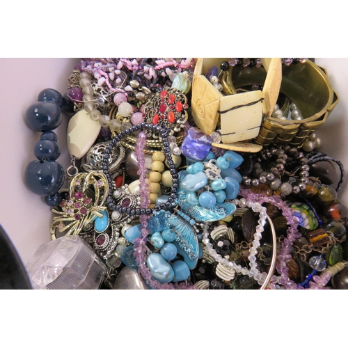 153 - Selection of mixed jewellery